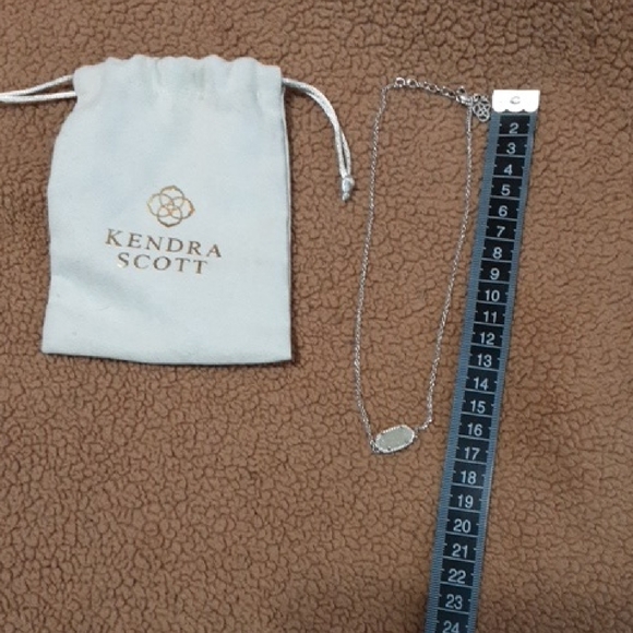 Elegant Silver Necklace with Intricate Pendant - Picture 8 of 8